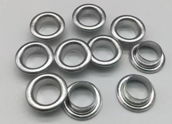 Erilainen silmukoiden materiaali